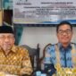 Bupati Muna, Bachrun Labuta bersama Wakilnya, Asrafil usai melakukan pelantikan kepala sekolah SD di Dinas Pendidikan dan Kebudayaan. (Foto:Iman Supa) 