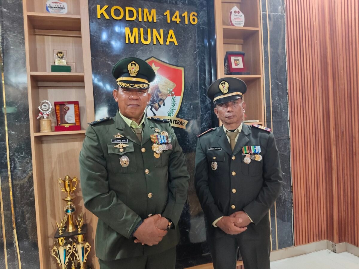Kepala Staf Kodim (Kasdim) 1416/Muna, Mayor Akhmad Yani sebelah Kanan. (Foto:Iman Supa) 