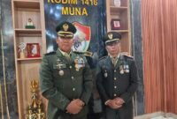 Kepala Staf Kodim (Kasdim) 1416/Muna, Mayor Akhmad Yani sebelah Kanan. (Foto:Iman Supa) 