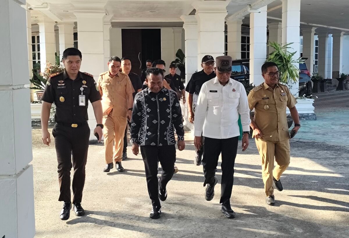 Kejari Sultra, Dr. Sugeng Riyanta bersama Wakil Bupati Muna, La Ode Asrafil, Ketua DPRD Muna, Muhamamad Rahim maupun Kajari Muna Indra Thimoty. (Foto:Iman Supa) 
