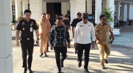 Kejari Sultra, Dr. Sugeng Riyanta bersama Wakil Bupati Muna, La Ode Asrafil, Ketua DPRD Muna, Muhamamad Rahim maupun Kajari Muna Indra Thimoty. (Foto:Iman Supa) 