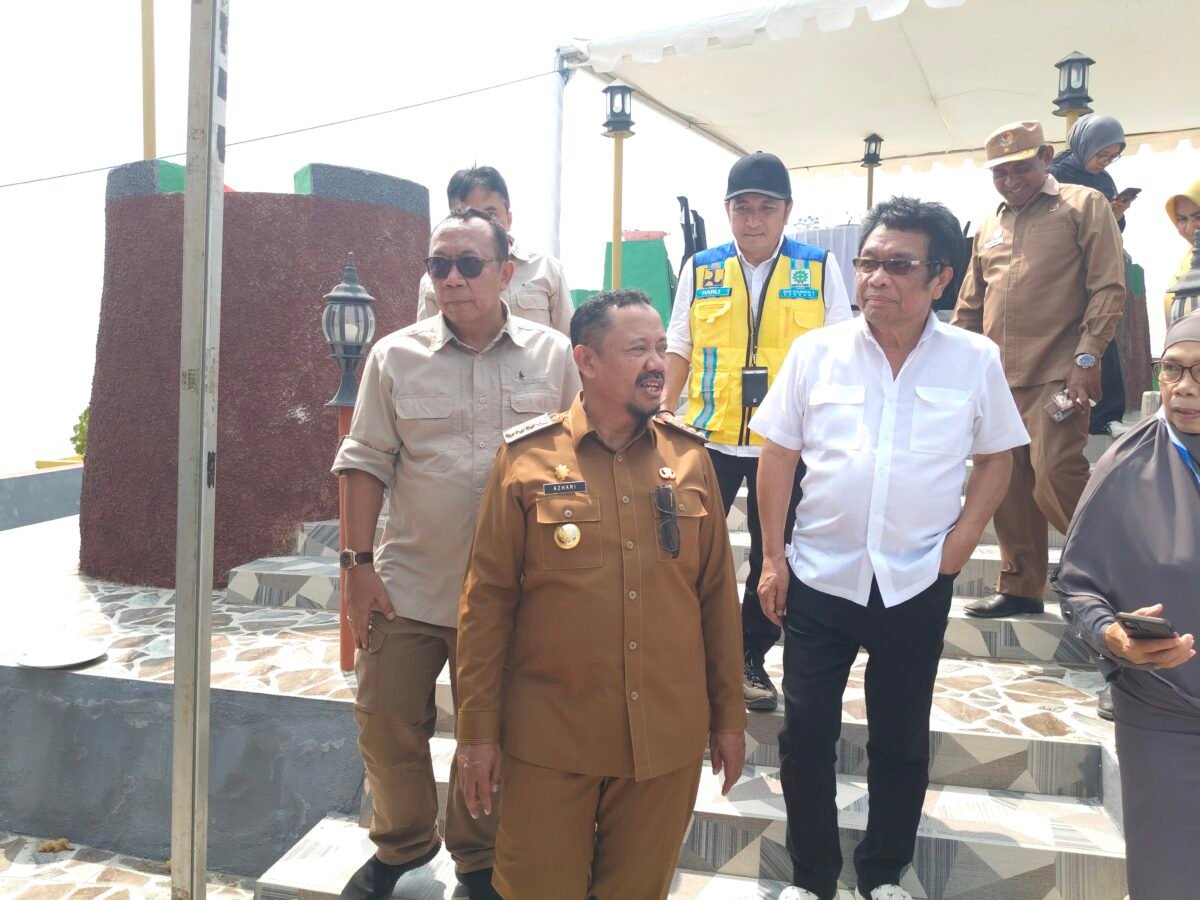 Wakil Ketua Komisi V DPR RI, Ir. Ridwan Bae baju putih bersama Sekjen Transmigrasi sebelah kanan, Dr. Edy Gunawan dan Bagian depan Bupati Buteng, Dr. H. Azhari. (Foto:Iman Supa)