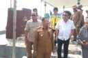 Wakil Ketua Komisi V DPR RI, Ir. Ridwan Bae baju putih bersama Sekjen Transmigrasi sebelah kanan, Dr. Edy Gunawan dan Bagian depan Bupati Buteng, Dr. H. Azhari. (Foto:Iman Supa) 