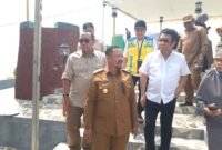 Wakil Ketua Komisi V DPR RI, Ir. Ridwan Bae baju putih bersama Sekjen Transmigrasi sebelah kanan, Dr. Edy Gunawan dan Bagian depan Bupati Buteng, Dr. H. Azhari. (Foto:Iman Supa) 