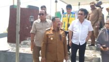 Wakil Ketua Komisi V DPR RI, Ir. Ridwan Bae baju putih bersama Sekjen Transmigrasi sebelah kanan, Dr. Edy Gunawan dan Bagian depan Bupati Buteng, Dr. H. Azhari. (Foto:Iman Supa) 
