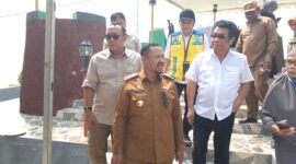 Wakil Ketua Komisi V DPR RI, Ir. Ridwan Bae baju putih bersama Sekjen Transmigrasi sebelah kanan, Dr. Edy Gunawan dan Bagian depan Bupati Buteng, Dr. H. Azhari. (Foto:Iman Supa) 