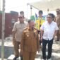 Wakil Ketua Komisi V DPR RI, Ir. Ridwan Bae baju putih bersama Sekjen Transmigrasi sebelah kanan, Dr. Edy Gunawan dan Bagian depan Bupati Buteng, Dr. H. Azhari. (Foto:Iman Supa) 