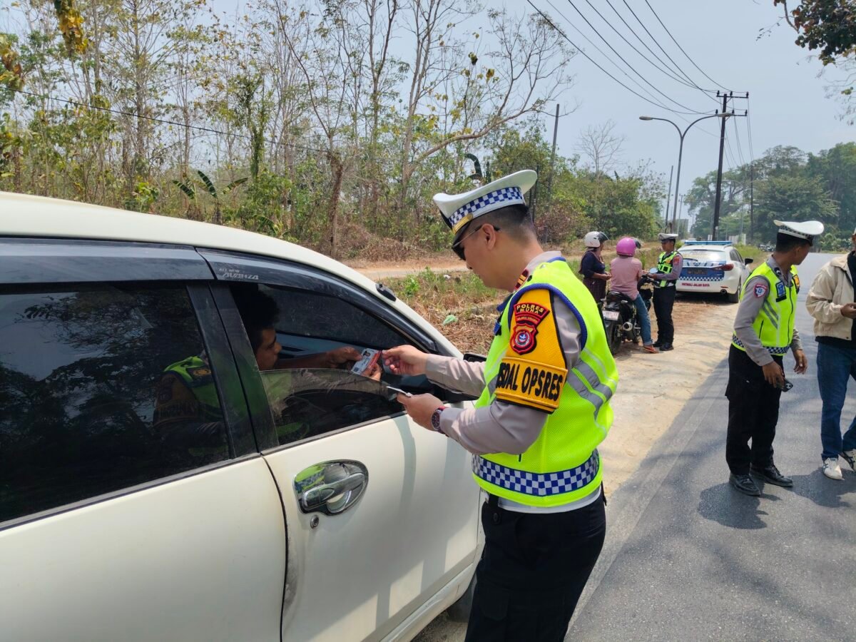 Kasat Lantas Polres Muna, IPTU Renaldo Sau’galla saat melakukan pemeriksaan terhadap pengendara dalam operasi Patuh Anoa 2026.