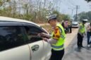 Kasat Lantas Polres Muna, IPTU Renaldo Sau’galla saat melakukan pemeriksaan terhadap pengendara dalam operasi Patuh Anoa 2026.