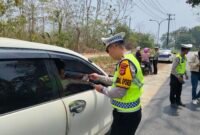 Kasat Lantas Polres Muna, IPTU Renaldo Sau’galla saat melakukan pemeriksaan terhadap pengendara dalam operasi Patuh Anoa 2026.