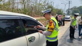 Kasat Lantas Polres Muna, IPTU Renaldo Sau’galla saat melakukan pemeriksaan terhadap pengendara dalam operasi Patuh Anoa 2026.