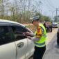 Kasat Lantas Polres Muna, IPTU Renaldo Sau’galla saat melakukan pemeriksaan terhadap pengendara dalam operasi Patuh Anoa 2026.
