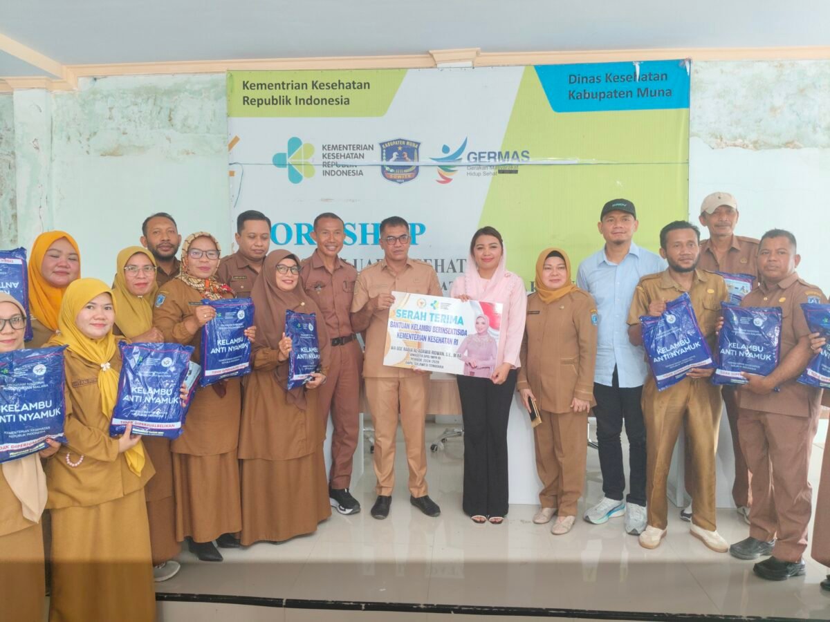 Penyerahkan kelambu berinsektisida Kementerian Kesehatan RI di Dinas Kesehatan Kabupaten Muna yang diterima Langsung Kadis Dinkes, LM. Azisman dan diserahkan langsung Anggota DPD RI, Wa Ode Rabia Al Adawia Ridwan. (Foto:Iman)