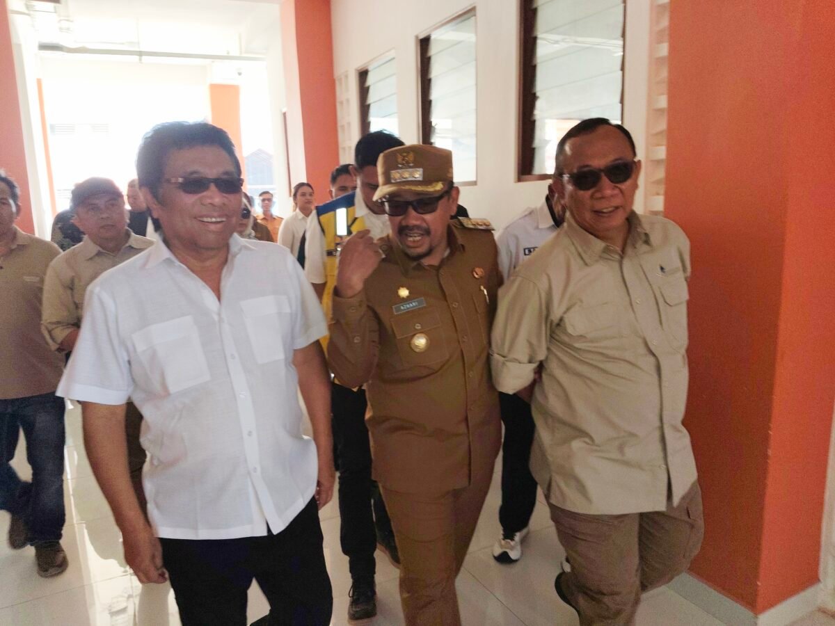 Anggota DPR RI, Ir. Ridwan Bae saat berkunjung di Buton Tengah. (Foto:Iman)
